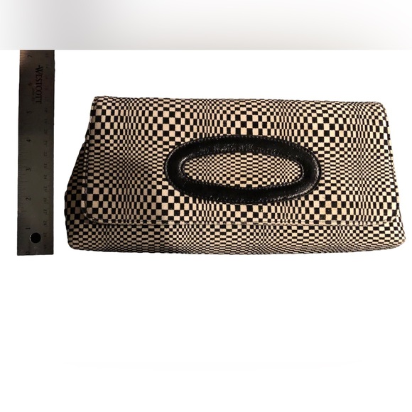 In & Out Optical Illusions Clutch - Picture 3 of 10